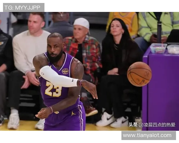 詹姆斯领衔湖人对决活塞展现王者风范与球队默契的精彩较量 詹姆斯领衔湖人对决活塞展现王者风范与球队默契的精彩较量