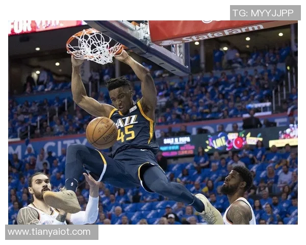 多诺万米切尔的传奇之路:从新秀到全明星的蜕变与挑战 多诺万米切尔的传奇之路:从新秀到全明星的蜕变与挑战